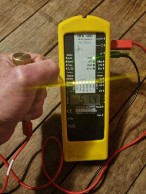 Appareil NFA 1000 lors d’une mesure de tension induite